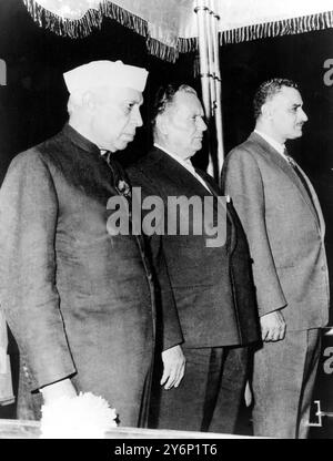 Während des Spielens der Nationalhymnen ihres Landes wird der indische Premierminister Mr Nehru-Präsident Tito aus Yogoslawien und Präsident Nasser aus der Vereinigten Arabischen Republik. Die drei Staats- und Regierungschefs trafen sich in Kairo, wo Herr Nehru den Präsidenten einen ausführlichen Bericht über seine Gespräche mit Herrn Kausckev und Präsident Kennedy vorlegen soll. 19. November 1961 Stockfoto