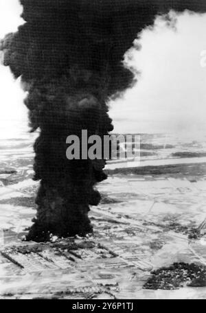 Hanoi, Nordvietnam: Schwerer schwarzer Rauch aus brennenden Tanks des Erdöllagers Hanoi in diesem Aufklärungsfoto der United States Air Force, das in Saigon ausgestellt wurde und die Ergebnisse der Bombardements der US-Flugzeuge vom 29. Juni zeigt. Juli 1966 Stockfoto