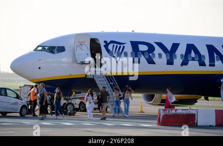 Ryanair-Flugzeug. Passagiere, die an Bord einer Boeing 737 MAX gehen Stockfoto