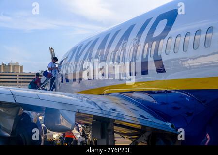 Ryanair-Flugzeug. Passagiere, die an Bord einer Boeing 737 MAX gehen Stockfoto