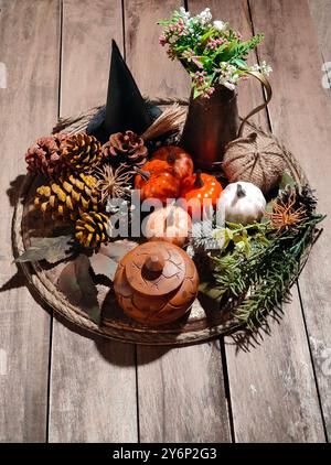 Tablett voller handgefertigter halloween-Objekte mit hölzernem Hintergrund. Stockfoto