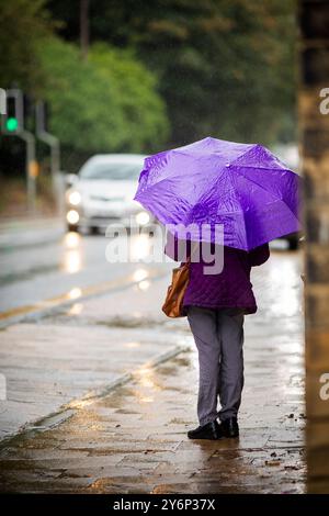 Halifax, West Yorkshire. September 2024. Starker Regen in Halifax, West Yorkshire, als eine alte Dame auf einen Bus wartet. Das Met Office hat eine gelbe Warnung vor starkem Regen herausgegeben, die vor weiteren Überschwemmungen und Reiseunterbrechungen in weiten Teilen Großbritanniens warnt. Der neue Wetteralarm deckt Zentralengland ab. In den am schlimmsten betroffenen Regionen könnten über mehrere Stunden fast 3 Zoll Regen fallen . Mehrere gelbe Wetterwarnungen waren bereits für weite Teile des Landes ausgegeben worden . Quelle: Windmill Images/Alamy Live News Stockfoto