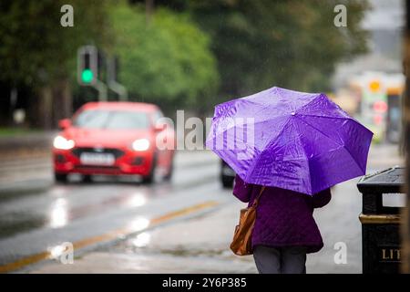 Halifax, West Yorkshire. September 2024. Starker Regen in Halifax, West Yorkshire, als eine alte Dame auf einen Bus wartet. Das Met Office hat eine gelbe Warnung vor starkem Regen herausgegeben, die vor weiteren Überschwemmungen und Reiseunterbrechungen in weiten Teilen Großbritanniens warnt. Der neue Wetteralarm deckt Zentralengland ab. In den am schlimmsten betroffenen Regionen könnten über mehrere Stunden fast 3 Zoll Regen fallen . Mehrere gelbe Wetterwarnungen waren bereits für weite Teile des Landes ausgegeben worden . Quelle: Windmill Images/Alamy Live News Stockfoto