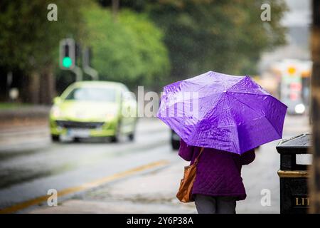 Halifax, West Yorkshire. September 2024. Starker Regen in Halifax, West Yorkshire, als eine alte Dame auf einen Bus wartet. Das Met Office hat eine gelbe Warnung vor starkem Regen herausgegeben, die vor weiteren Überschwemmungen und Reiseunterbrechungen in weiten Teilen Großbritanniens warnt. Der neue Wetteralarm deckt Zentralengland ab. In den am schlimmsten betroffenen Regionen könnten über mehrere Stunden fast 3 Zoll Regen fallen . Mehrere gelbe Wetterwarnungen waren bereits für weite Teile des Landes ausgegeben worden . Quelle: Windmill Images/Alamy Live News Stockfoto