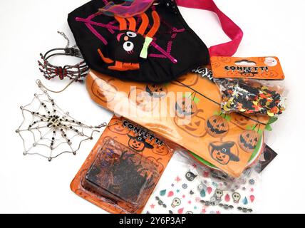 Eine Sammlung von Halloween-Dekorationen und Schmuck Stockfoto