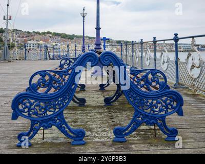 Wunderschöne rustikale schmiedeeiserne Sitze am Pier in Swanage, Dorset, Großbritannien Stockfoto