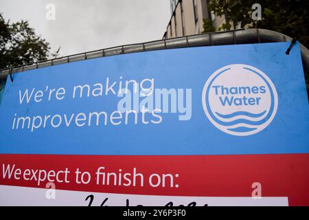 London, Großbritannien. September 2024. „Wir machen Verbesserungen“ an einem Standort zur Verbesserung der Wasserpfeife von Thames im Zentrum von London, während die Ratingagenturen S&P und Moody's das Kreditrating des Unternehmens auf ein niedrigeres Ausmaß an Müll herabsetzen. (Foto: Vuk Valcic/SOPA Images/SIPA USA) Credit: SIPA USA/Alamy Live News Stockfoto