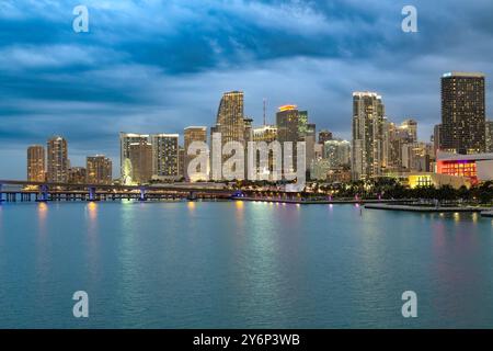 Miami, Florida, Vereinigte Staaten - Schauen Sie, ob die Skyline von Miami bei Nacht beleuchtet wird. Stockfoto