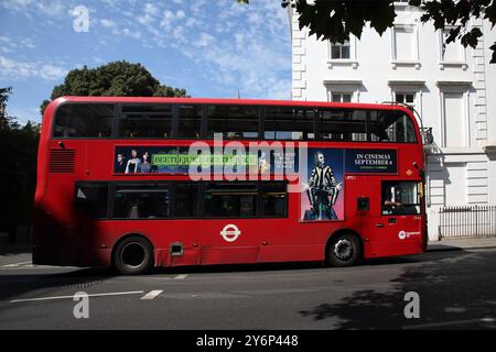 Doppeldeckerbus mit Filmwerbung BeetleJuice BeetleJuice Fulham Road London England Stockfoto