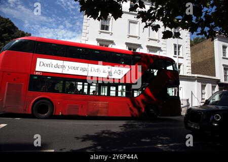 Doppeldeckerbus mit Werbung Fulham Road London England Stockfoto