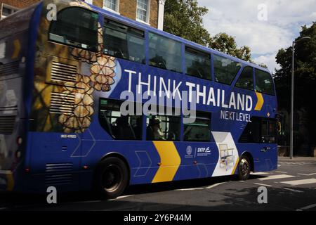 Doppeldeckerbus mit Werbung Think Thailand Fulham Road London England Stockfoto