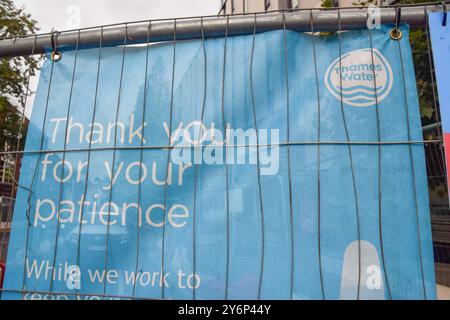 London, Großbritannien. September 2024. „Danke for your Geduld“-Schild an einem Standort zur Verbesserung der Wasserpfeife in der Themse im Zentrum von London, während die Rating-Agenturen S&P und Moody's das Kreditrating des Unternehmens auf ein niedrigeres Ausmaß an Müll herabsetzen. (Credit Image: © Vuk Valcic/SOPA Images via ZUMA Press Wire) NUR REDAKTIONELLE VERWENDUNG! Nicht für kommerzielle ZWECKE! Stockfoto