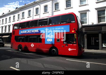 Doppeldeckerbus mit Werbung für Mobile Company Lebara Fulham Road London England Stockfoto