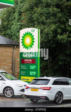 Halifax, West Yorkshire. September 2024. BP Tankstelle in Halifax, West Yorkshire. Die Benzinpreise sind auf ein Dreijahrestief gefallen. Der RAC sagte, dass die durchschnittlichen Kosten für einen Liter Treibstoff auf britischen Vorplätzen am Dienstag 135,7p betragen, wobei die Preise in einigen Gebieten sogar 1,26 £ betragen. Zum gleichen Zeitpunkt im Jahr 2021 betrug der durchschnittliche unverbleitete Preis 135,87p. Quelle: Windmill Images/Alamy Live News Stockfoto