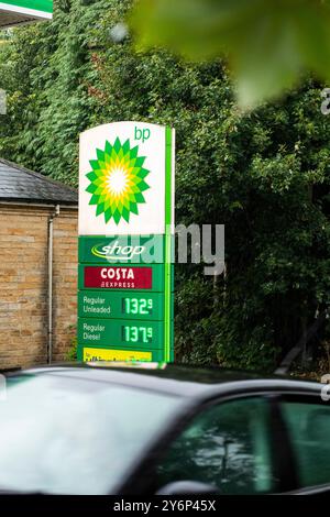 Halifax, West Yorkshire. September 2024. BP Tankstelle in Halifax, West Yorkshire. Die Benzinpreise sind auf ein Dreijahrestief gefallen. Der RAC sagte, dass die durchschnittlichen Kosten für einen Liter Treibstoff auf britischen Vorplätzen am Dienstag 135,7p betragen, wobei die Preise in einigen Gebieten sogar 1,26 £ betragen. Zum gleichen Zeitpunkt im Jahr 2021 betrug der durchschnittliche unverbleitete Preis 135,87p. Quelle: Windmill Images/Alamy Live News Stockfoto