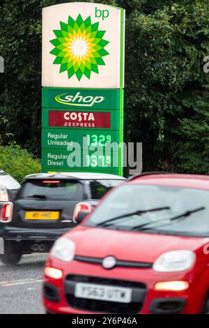 Halifax, West Yorkshire. September 2024. BP Tankstelle in Halifax, West Yorkshire. Die Benzinpreise sind auf ein Dreijahrestief gefallen. Der RAC sagte, dass die durchschnittlichen Kosten für einen Liter Treibstoff auf britischen Vorplätzen am Dienstag 135,7p betragen, wobei die Preise in einigen Gebieten sogar 1,26 £ betragen. Zum gleichen Zeitpunkt im Jahr 2021 betrug der durchschnittliche unverbleitete Preis 135,87p. Quelle: Windmill Images/Alamy Live News Stockfoto