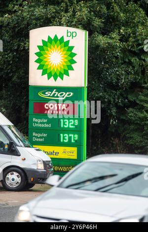 Halifax, West Yorkshire. September 2024. BP Tankstelle in Halifax, West Yorkshire. Die Benzinpreise sind auf ein Dreijahrestief gefallen. Der RAC sagte, dass die durchschnittlichen Kosten für einen Liter Treibstoff auf britischen Vorplätzen am Dienstag 135,7p betragen, wobei die Preise in einigen Gebieten sogar 1,26 £ betragen. Zum gleichen Zeitpunkt im Jahr 2021 betrug der durchschnittliche unverbleitete Preis 135,87p. Quelle: Windmill Images/Alamy Live News Stockfoto