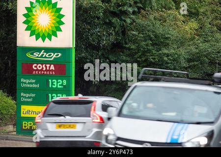 Halifax, West Yorkshire. September 2024. BP Tankstelle in Halifax, West Yorkshire. Die Benzinpreise sind auf ein Dreijahrestief gefallen. Der RAC sagte, dass die durchschnittlichen Kosten für einen Liter Treibstoff auf britischen Vorplätzen am Dienstag 135,7p betragen, wobei die Preise in einigen Gebieten sogar 1,26 £ betragen. Zum gleichen Zeitpunkt im Jahr 2021 betrug der durchschnittliche unverbleitete Preis 135,87p. Quelle: Windmill Images/Alamy Live News Stockfoto