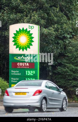 Halifax, West Yorkshire. September 2024. BP Tankstelle in Halifax, West Yorkshire. Die Benzinpreise sind auf ein Dreijahrestief gefallen. Der RAC sagte, dass die durchschnittlichen Kosten für einen Liter Treibstoff auf britischen Vorplätzen am Dienstag 135,7p betragen, wobei die Preise in einigen Gebieten sogar 1,26 £ betragen. Zum gleichen Zeitpunkt im Jahr 2021 betrug der durchschnittliche unverbleitete Preis 135,87p. Quelle: Windmill Images/Alamy Live News Stockfoto