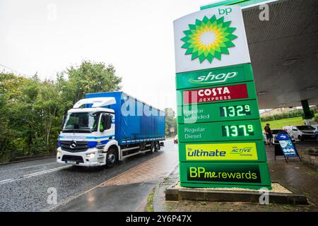 Halifax, West Yorkshire. September 2024. BP Tankstelle in Halifax, West Yorkshire. Die Benzinpreise sind auf ein Dreijahrestief gefallen. Der RAC sagte, dass die durchschnittlichen Kosten für einen Liter Treibstoff auf britischen Vorplätzen am Dienstag 135,7p betragen, wobei die Preise in einigen Gebieten sogar 1,26 £ betragen. Zum gleichen Zeitpunkt im Jahr 2021 betrug der durchschnittliche unverbleitete Preis 135,87p. Quelle: Windmill Images/Alamy Live News Stockfoto