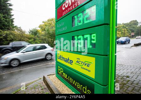 Halifax, West Yorkshire. September 2024. BP Tankstelle in Halifax, West Yorkshire. Die Benzinpreise sind auf ein Dreijahrestief gefallen. Der RAC sagte, dass die durchschnittlichen Kosten für einen Liter Treibstoff auf britischen Vorplätzen am Dienstag 135,7p betragen, wobei die Preise in einigen Gebieten sogar 1,26 £ betragen. Zum gleichen Zeitpunkt im Jahr 2021 betrug der durchschnittliche unverbleitete Preis 135,87p. Quelle: Windmill Images/Alamy Live News Stockfoto