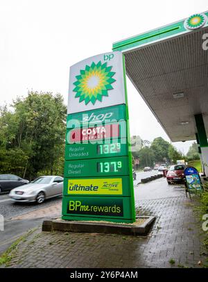 Halifax, West Yorkshire. September 2024. BP Tankstelle in Halifax, West Yorkshire. Die Benzinpreise sind auf ein Dreijahrestief gefallen. Der RAC sagte, dass die durchschnittlichen Kosten für einen Liter Treibstoff auf britischen Vorplätzen am Dienstag 135,7p betragen, wobei die Preise in einigen Gebieten sogar 1,26 £ betragen. Zum gleichen Zeitpunkt im Jahr 2021 betrug der durchschnittliche unverbleitete Preis 135,87p. Quelle: Windmill Images/Alamy Live News Stockfoto