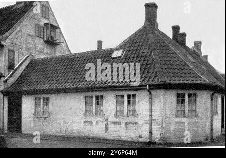 Hans Christian Andersens Geburtsort, heute ein Museum in Odense, Dänemark. Im Geburtshaus von Hans christian Andersen sind alle Reliquien des Autors gesammelt worden – seine Möbel, sein persönliches Eigentum und der Schnitt aus illustrierten Papieren, mit denen er seine Kinderfreunde amüsierte. 01-01-1908. Im Jahr 2005 jährt sich Hans Christian Andersens Geburt 200 Jahre. Aus diesem Grund wird es eine globale Feier geben, um den dänischen Autor zu erinnern und zu ehren. Stockfoto