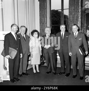 Frau Margaret Herbison Britains Ministerin für Renten und Sozialversicherung nimmt am 15. Juli 1965 an der siebten Europäischen Ministerkonferenz, Herrn C Egas, Herrn Emile Colling, Frau Herbison, Frau Ettori Calvi, Herrn Charles und Herrn Heinrich Barth, Teil Stockfoto