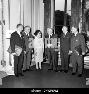 Frau Margaret Herbison Britains Ministerin für Renten und Sozialversicherung nimmt am 15. Juli 1965 an der siebten Europäischen Ministerkonferenz, Herrn C Egas, Herrn Emile Colling, Frau Herbison, Frau Ettori Calvi, Herrn Charles und Herrn Heinrich Barth, Teil Stockfoto