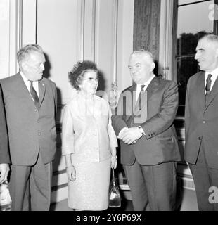 Frau Margaret Herbison Britains Ministerin für Renten und Sozialversicherung nimmt am 15. Juli 1965 an der siebten Europäischen Ministerkonferenz, Herrn C Egas, Herrn Emile Colling, Frau Herbison, Frau Ettori Calvi, Herrn Charles und Herrn Heinrich Barth, Teil Stockfoto