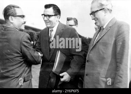 Der Führer des kommunistischen Schiefen-Pathet-Laos Prinz Souphanouvong begrüßt den sowjetischen Außenminister Andrei Gromyko am 24. August 1964 Stockfoto