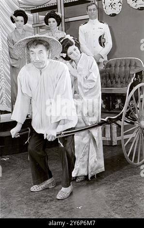 London: Frankie Howerd mit Cilla Black ein Comic in Way Out in Piccadilly, die Bernard Delfont Revue, eröffnet am 3. November im Prince of Wales Theater. 27. Oktober 1966 Stockfoto