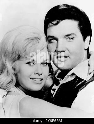 30. Oktober 1965: Hollywood, USA. Elvis Presley mit seiner neuesten Dame, der in England geborenen Suzanna Leigh, in einer Szene aus Hal Wallis' 'Paradise, Hawaiian Style', die 1966 in Großbritannien veröffentlicht wird. LN Stockfoto