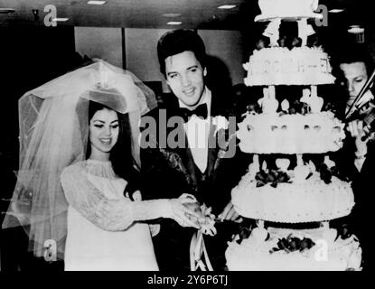 1. Mai 1967: Der millionäre Rock-and-Roll-Sänger und Schauspieler Elvis Presley hilft seiner Braut Priscilla, ihre Hochzeitstorte zu schneiden, bei einem Empfang nach ihrer Hochzeit im Aladdin Hotel, Las Vegas, USA. Elvis und Priscilla trafen sich 1959 während seines nationalen Dienstes in der US-Armee in Deutschland 32. Sie ließen sich 1973 scheiden, hatten aber eine Tochter, Lisa Marie. Stockfoto