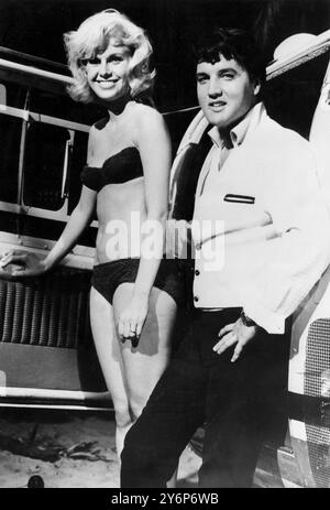 11. November 1965: Hollywood, USA. Die britische Debütantin Suzanna Leigh posiert mit Elvis Presley am Set von Paradise, Hawaiian Style. Suzanna porträtiert eine Flugzeugpilotin, die Presleys Sekretärin wird. LN Stockfoto