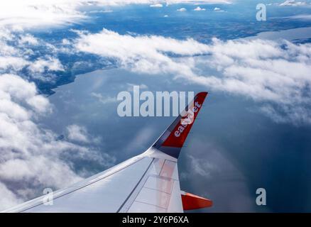 Ein Blick auf den Flügel eines Easyjet-Flugzeugs auf der Strecke zwischen Edinburgh und Zypern. Stockfoto