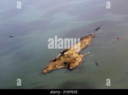 Luftaufnahme der unbewohnten Insel Inchkeith im Firth of Forth in der Nähe von Edinburgh, Schottland Stockfoto