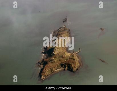 Luftaufnahme der unbewohnten Insel Inchkeith im Firth of Forth in der Nähe von Edinburgh, Schottland Stockfoto