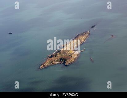 Luftaufnahme der unbewohnten Insel Inchkeith im Firth of Forth in der Nähe von Edinburgh, Schottland Stockfoto