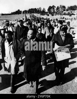 Reverend Ralph Abernathy (rechts). Er und der Pfarrer Martin Luther King (links) führen heute am zweiten Tag den bürgerrechtsmarsch von Selma nach Montgomery an. Der marsch mit Bundessegen soll am Donnerstag die Hauptstadt Montgomery erreichen. Selma, Alabama, 22. März 1965 Stockfoto