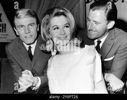 Abgebildet bei der Vorstellung des Milk Blonde Look im May Fair Theatre im May Fair Hotel London heute sind von links nach rechts - Adam Faith Pop Star Sandra Paul - Model (trägt Saga White Mink Abendtop) und Graham Hill - weltberühmter Rennfahrer - alle sind da, um die Ergebnisse der Inecto Milk Bleach zu erleben der Milk Blonde Look ist eine natürliche Schönheit, bei der die normale Haarfärbung zwei oder drei Töne aufgehellt ist Adam Faith denkt, dass der Milk Blonde Look „fabelhaft“ ist. Graham Hill mag ihn am 3. März 1965 lässig gestylt Stockfoto