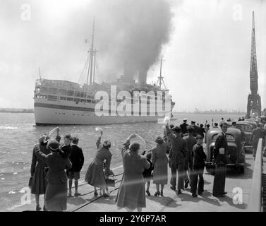 Handerchiefs flattern, als Verwandte sich von den Männern des 1. Bataillons der Black Watch (Royal Highland Regiment) verabschieden, als sie an Bord des Truppenschiffs Empire Orwell Southampton nach Korea am 21. Mai 1952 fahren Stockfoto