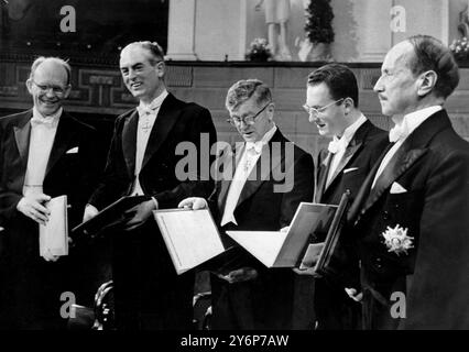 Nobelpreisträger. Stockholm: Die fünf Nobelpreisträger betrachten ihre Diplome nach der glitzernden Preisverleihung in Anwesenheit von König Gustav und Prinzessinnen Margaretha und Birgitta. Von links nach rechts: Williard F. Libby von der University of California und ehemaliges Mitglied der Atomenergiekommission (Chemie): Professor Peter Medawar, aus Hampstead, Noth West London (Medizin): Sir Frank MacFarlane Burnet, aus Australien (Medizin): Donald A. Glaser, ebenfalls von der University of California (Physik): Und Frankreichs Dichter und Diplomat Saint-John Perse (Liturgie). Libby erhielt seinen Preis für seine Stockfoto