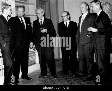 Nobelpreisträger geehrt. Stockholm: Sechs der sieben 1962 Nobelpreisträger, die gemeinsam bei einem Empfang zu Ehren in Stockholm am Vorabend der jährlichen Preisverleihung vorgestellt werden. Von links nach rechts: Dr. Maurice Wilkins vom britischen Medical Research Council; US-amerikanischer Autor John Steinbeck; britischer Wissenschaftler Dr. John Kendrew aus Cambridge; britischer Wissenschaftler Dr. Max Perutz aus Cambridge, Dr. Francis Crick aus Cambridge und Dr. James Watson aus den Vereinigten Staaten. Professor Davidvich Landau, der siebte Preisträger, blieb im Moskauer Krankenhaus und erholte sich von den zuletzt erlittenen Verletzungen Stockfoto