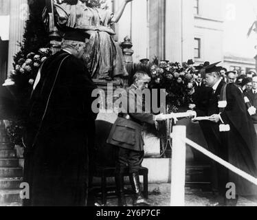 Marshal Foch an der Columbia University, New York. Dr. N. Murray Butler, Präsident der Universität, verleiht dem Marshal einen Abschluss. 2. Dezember 1921 Ferdinand Foch – französischer General, der die alliierten Armeen im Ersten Weltkrieg führte  1851-1929 Stockfoto