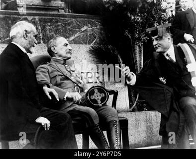 Marshal Foch an der Columbia University. Dr. Nicholas Murray Butler, Präsident der Universität, spricht mit Marshal Foch und Botschafter Jusserand, wobei sie die Bedingungen, wie sie jetzt bestehen, mit den jungen Männern in Uniform und Kondotionen, wie sie es mit jungen Männern im Dienst des Weltkriegs waren, gegenüberstellen. 2. Dezember 1921 Ferdinand Foch – französischer General, der die alliierten Armeen im Ersten Weltkrieg führte  1851-1929 Stockfoto