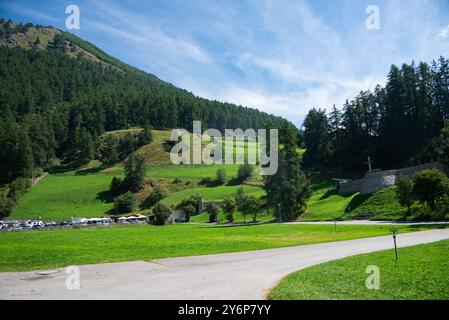 Curon Vinschgau, Italien - 12. August 2024: park des Reschensees, wo Sie den berühmten Glockenturm der untergetauchten Kirche bewundern können, die aus dem Wasser auftaucht. Stockfoto