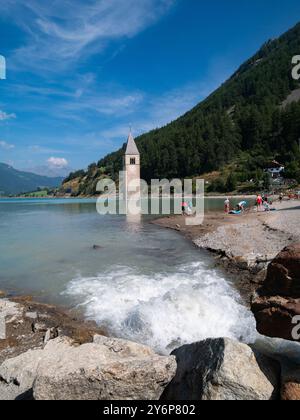 Curon Vinschgau, Italien - 12. August 2024 : Blick auf den Reschensee, wo Sie den berühmten Glockenturm der untergetauchten Kirche bewundern können, die aus dem entspringt Stockfoto