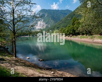 Vertikaler Panoramablick auf den alpinen Tenno See, Trentino Südtirol, tagsüber Stockfoto