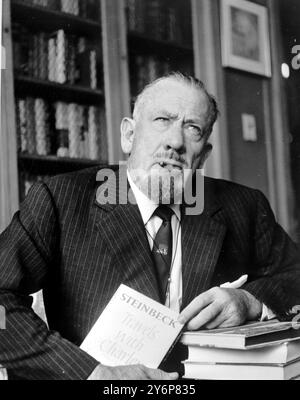 Der Autor John Steinbeck, der 1962 den Literaturnobelpreis erhielt, wurde auf einer Pressekonferenz vorgestellt. Stockfoto